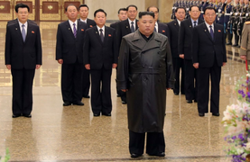 Nhà lãnh đạo Triều Tiên Kim Jong-un xuất hiện lần đầu trong khi thế giới chống Covid-19